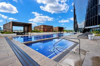 Docklands 2BR Absolute Waterfront Apt with Balcony-Parking-Pool & Gym - 8