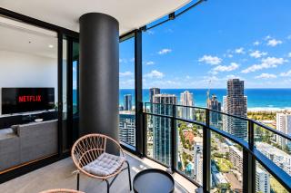 Sky-High Luxury at The Star 2BR Ocean River Views, Balcony, SkyPool, Gym - Free Parking - 8