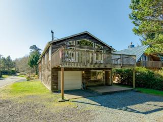 2-story dog-friendly home with beach access Ping-Pong table & grill - 0
