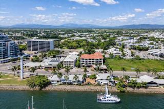 Waterfront Paradise on Palmer st Townsville Studio Room w Pool - 5