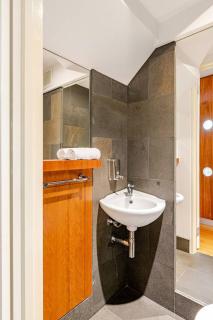 Spacious 3 Bedrooms Carlton Stay - Walk to Cafés, Gardens & CBD - 1