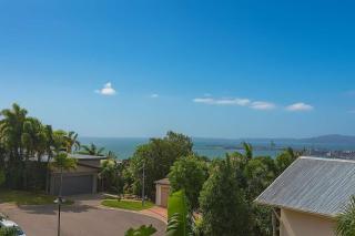 Castle Hill Townsville Retreat with Pool and Ocean Views - 9