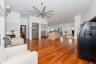 Castle Hill Townsville Retreat with Pool and Ocean Views - 5