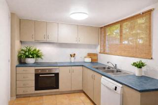 Central 2BR Stay - Walk to Strand & CBD w Parking - 7