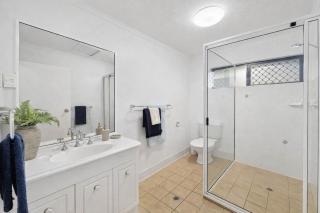Central 2BR Stay - Walk to Strand & CBD w Parking - 5