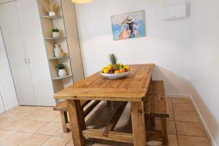 Central 2BR Stay - Walk to Strand & CBD w Parking - 4