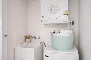 Central 2BR Stay - Walk to Strand & CBD w Parking - 3
