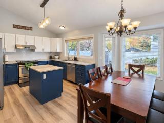 Millrise 3BR Home with Games Room and Gym Fenced Yard Parking Sleeps 9 - 0