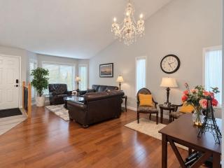 Millrise 3BR Home with Games Room and Gym Fenced Yard Parking Sleeps 9 - 8