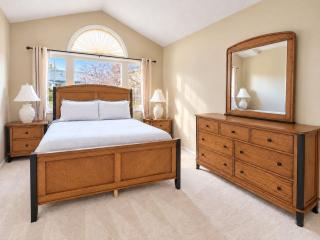 Millrise 3BR Home with Games Room and Gym Fenced Yard Parking Sleeps 9 - 7
