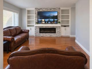Millrise 3BR Home with Games Room and Gym Fenced Yard Parking Sleeps 9 - 5