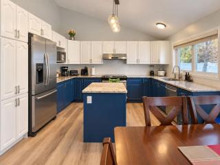 Millrise 3BR Home with Games Room and Gym Fenced Yard Parking Sleeps 9 - 3