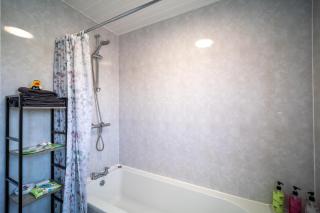 "Willow View" - Three Bedroom Streamside Home with Free Parking - 7