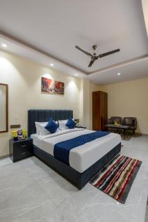 Hotel Velvet Crown - 1