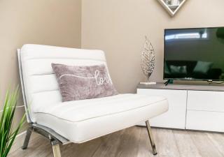 Bright Spacious Suite - King Bed - Long Stays - WiFi - 8
