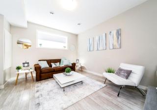 Bright Spacious Suite - King Bed - Long Stays - WiFi - 2