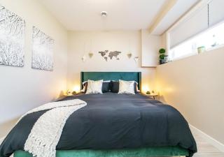 Bright Spacious Suite - King Bed - Long Stays - WiFi - 9