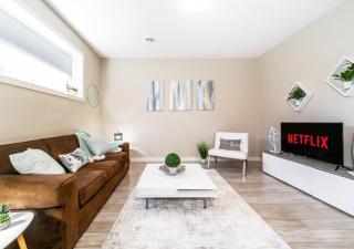 Bright Spacious Suite - King Bed - Long Stays - WiFi - 4
