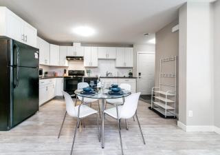 Bright Spacious Suite - King Bed - Long Stays - WiFi - 3