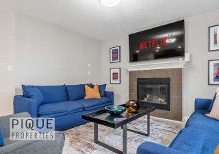 Game Night Getaway - HotTub - AC - BBQ - Firetable - KingBed - 2
