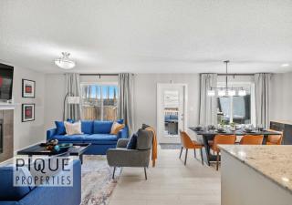 Game Night Getaway - HotTub - AC - BBQ - Firetable - KingBed - 3