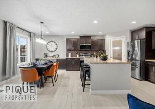 Game Night Getaway - HotTub - AC - BBQ - Firetable - KingBed - 5
