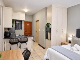 The Prestige Comfort studio Close to UFS & Tempe - 3