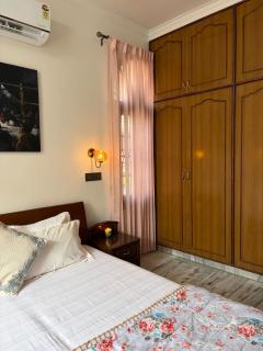 Spacious heritage home with a large balcony - 9
