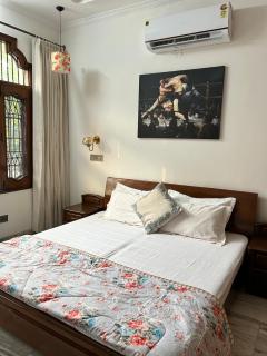 Spacious heritage home with a large balcony - 1