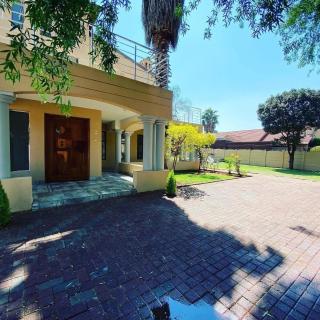 Selina Airport Guest House - 2