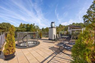 Spacious Apartment with a Terrace, Private Sauna & Parking by Noclegi Renters - 7