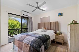 Renovated Edge Hill Apartment Pool & Courtyard - 7