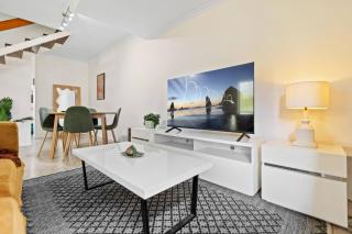 Renovated Edge Hill Apartment Pool & Courtyard - 6