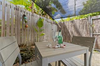 Renovated Edge Hill Apartment Pool & Courtyard - 4