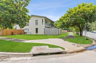 Renovated Edge Hill Apartment Pool & Courtyard - 2