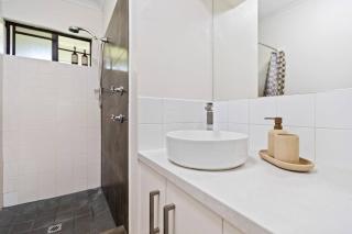 Renovated Edge Hill Apartment Pool & Courtyard - 1