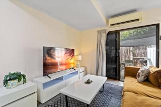 Renovated Edge Hill Apartment Pool & Courtyard - 9