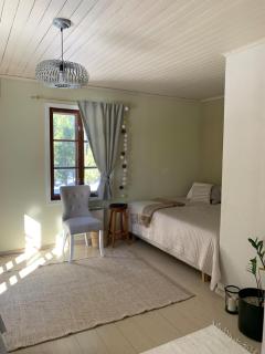 Atmospheric log cabin, great location - 3