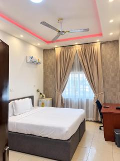 Golden Crystal Hotel in East Legon - Free Breakfast & Gym Access - Accra - 8