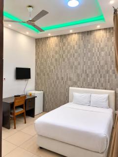 Golden Crystal Hotel in East Legon - Free Breakfast & Gym Access - Accra - 1
