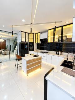 Mustard Seed 4BR Luxe Apartment with Pool - 0
