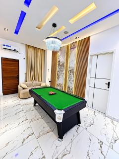 Mustard Seed 4BR Luxe Apartment with Pool - 4