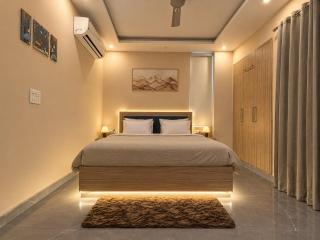 Luxury Stay with Private Cinema, DLF Phase 3 - 8