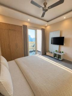 Luxury Stay with Private Cinema, DLF Phase 3 - Gurgaon - 2