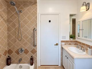 BRAND NEW Stylish 3BDR Home near Yorkdale Area and Rogers Stadium - Toronto - 8