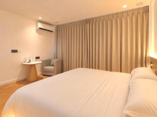 M&E Hotel Near Techo Airport - 2