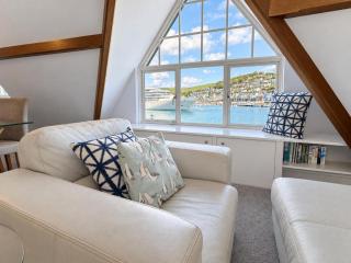Seascape - Waterfront apartment, glorious views and parking - 9