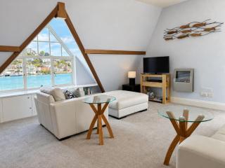 Seascape - Waterfront apartment, glorious views and parking - 6