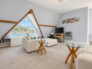 Seascape - Waterfront apartment, glorious views and parking - 3