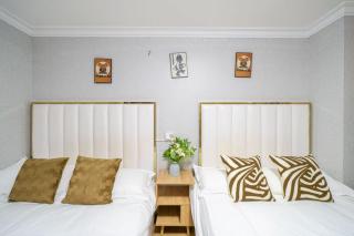 Book and Bed-Shanghai People's Square Zhongfu Building Branch - 1